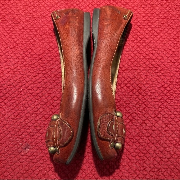 FRYE Sz 8.5 Big Buckle Reddish Brown Distressed Leather Flats Shoes - Picture 4 of 9